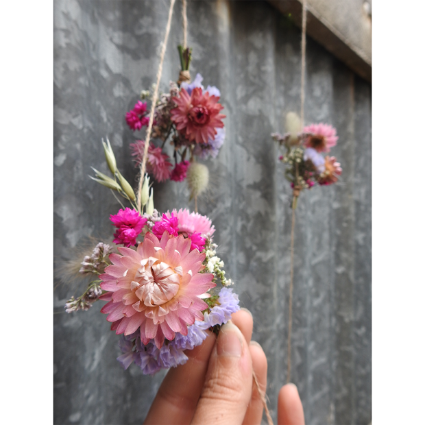 Guirlande de mini-bouquets en fleurs séchées. Coloris au choix